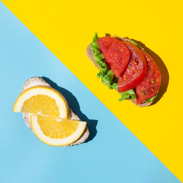 Gesunde geschnittene Zitronen und Tomaten auf Brot