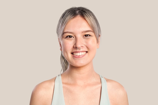 Gesunde junge Frau mit einem Nasenpiercing-Porträt