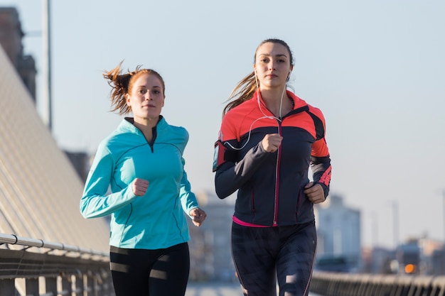 Gesunde junge frauen beim sport