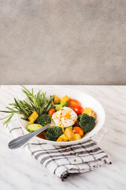 Kostenloses Foto gesunde lebensmittelzusammensetzung mit frischem salat