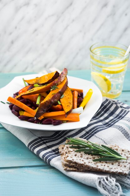 Gesunde Lebensmittelzusammensetzung mit Salat und Getränk