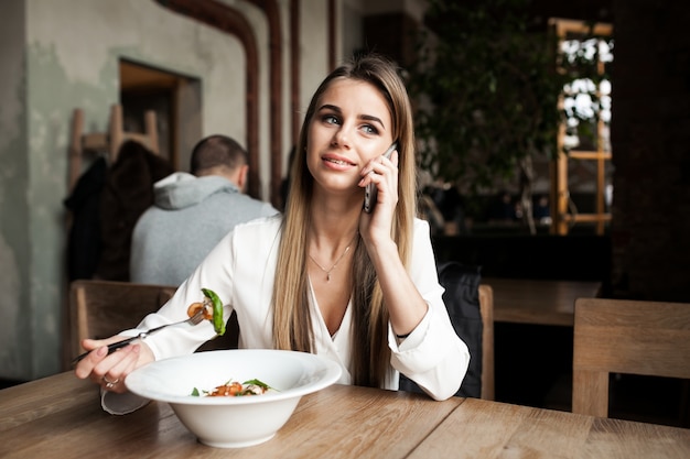 Gesunde Leute Mädchen glückliches Mittagessen