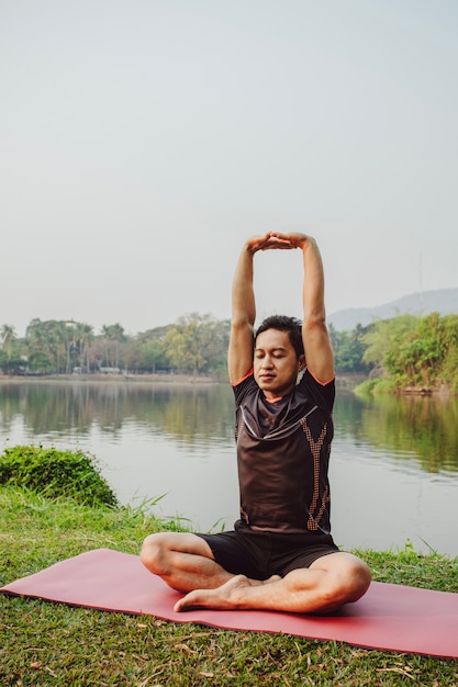 Kostenloses Foto gesunde mann entspannenden nach yoga-sitzung