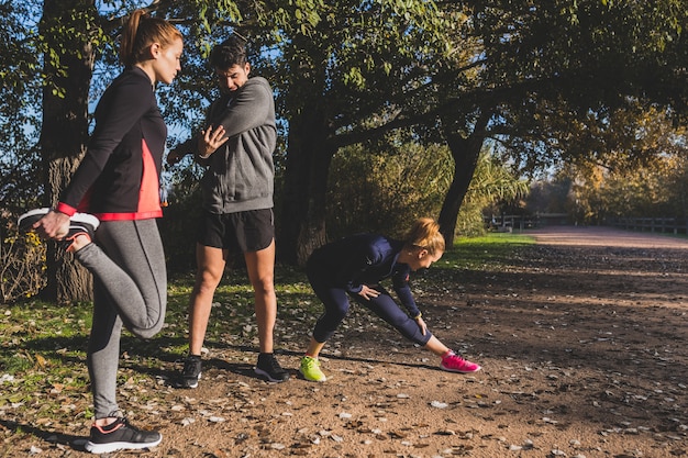 Kostenloses Foto gesunde menschen stretching verschiedene muskeln