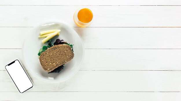 Gesunde Nahrungsmittelzusammensetzung mit Brot und Orangensaft