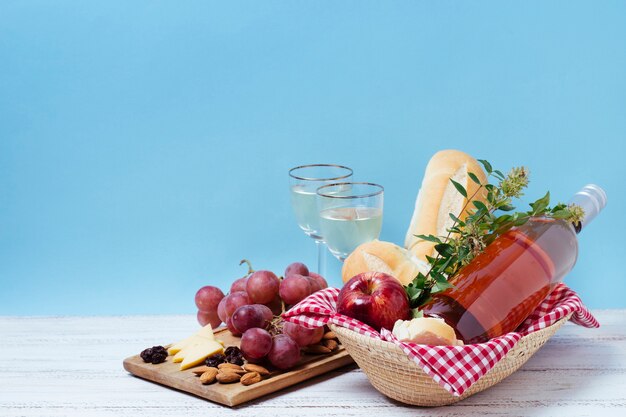 Gesunde Picknickguten sachen der Vorderansicht mit blauem Hintergrund