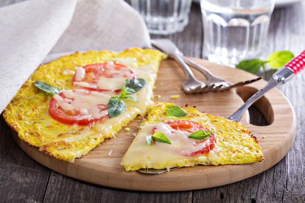 Gesunde Pizza auf Blumenkohlkruste