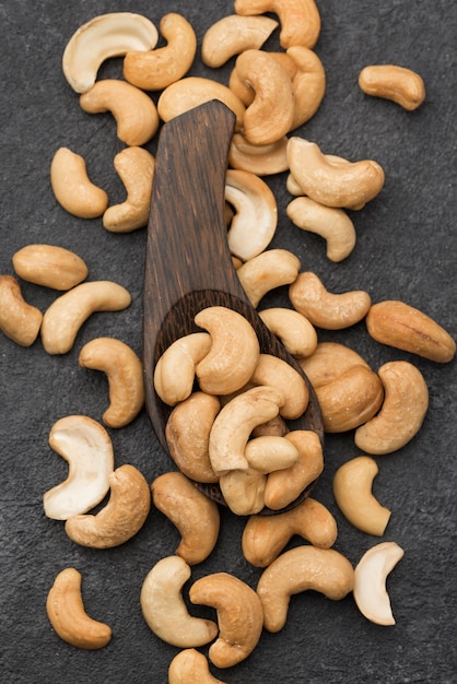 Gesunde rohe Cashewnüsse und großer Holzlöffel