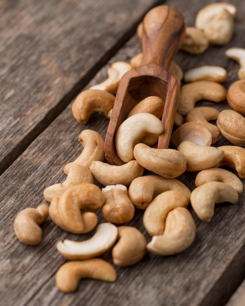 Kostenloses Foto gesunde rohe cashewnüsse und kleiner holzlöffel