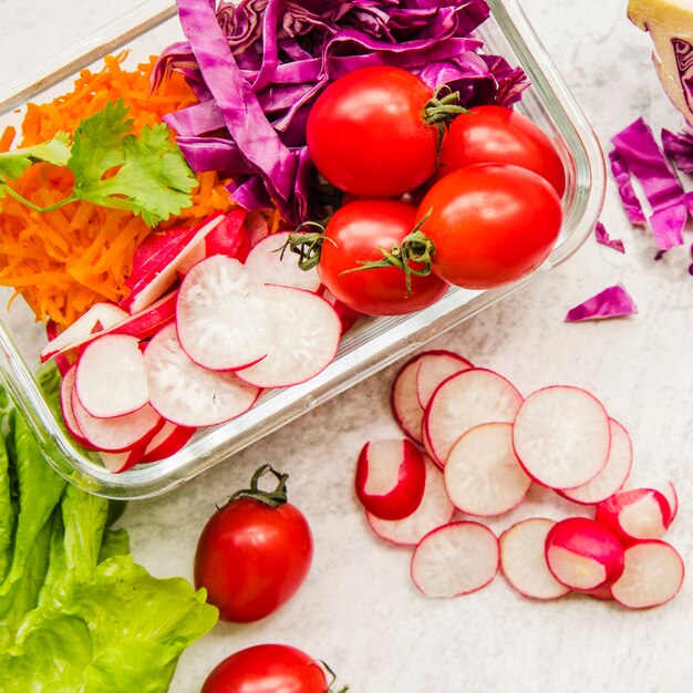 Gesunde Salatbestandteile im Plastikbehälter