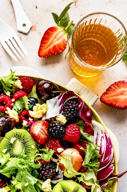 Gesunde Salatschüssel mit Gemüse und Beeren