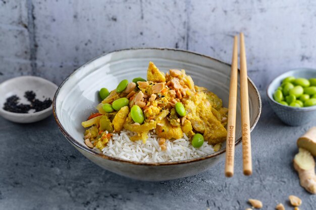 Gesunde Schüssel mit Huhn und Gemüse