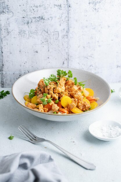 Gesunde Schüssel mit Huhn und Gemüse