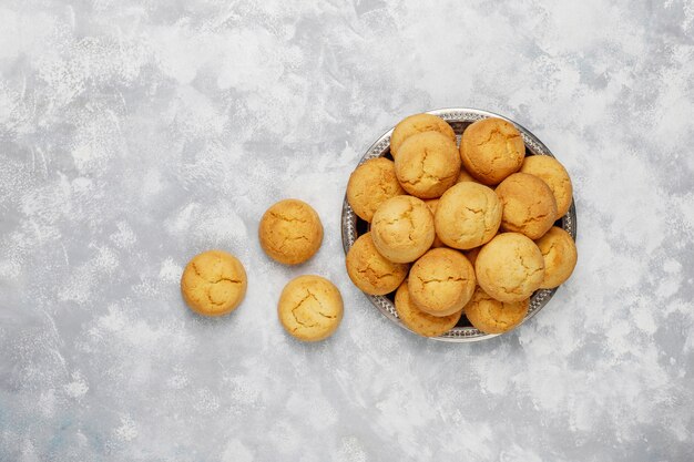 Gesunde selbst gemachte Plätzchen auf konkreter, Draufsicht