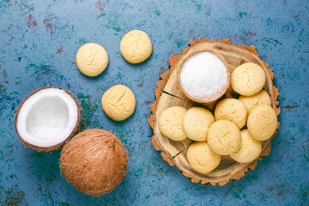 Gesunde vegane hausgemachte Kokosnusskekse mit halber Kokosnuss