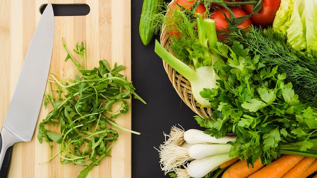 Kostenloses Foto gesunde zutaten in einem salat enthalten