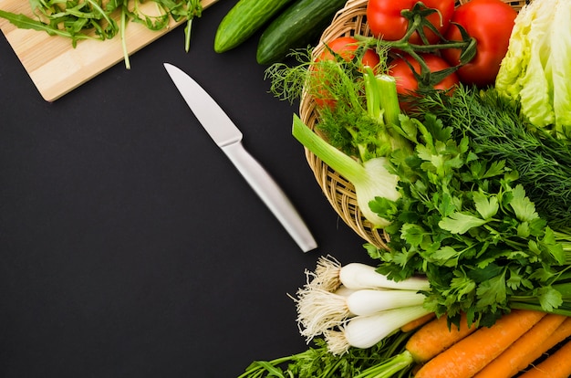 Kostenloses Foto gesunde zutaten in einem salat enthalten