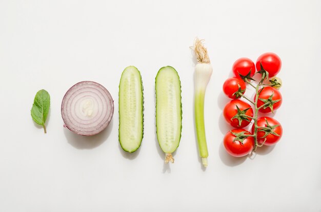 Kostenloses Foto gesunde zutaten in einem salat enthalten