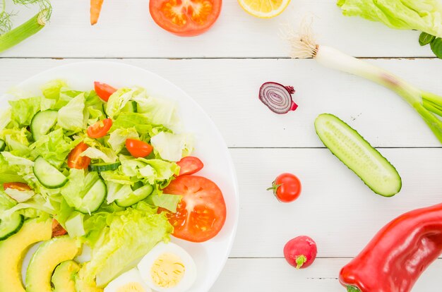 Kostenloses Foto gesunde zutaten in einem salat enthalten