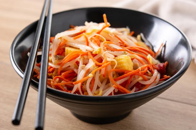 Gesunder Chinakohlsalat in Schüssel auf Holztisch