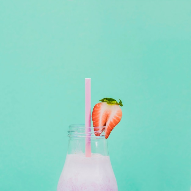 Gesunder Fruchtsaft mit Farbhintergrund