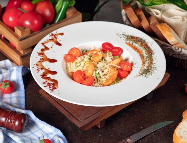 Gesunder gegrillter Crevettes Caesar Salat mit Käse, Cherry Tomatoes und Kopfsalat