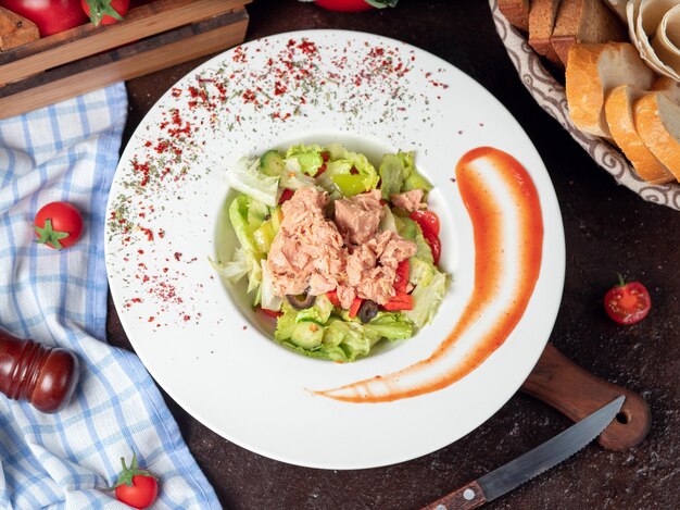 Gesunder gegrillter Huhn-Caesar-Salat mit Käse, Cherry Tomatoes und Kopfsalat