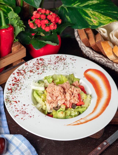 Gesunder gegrillter Huhn-Caesar-Salat mit Käse, Cherry Tomatoes und Kopfsalat