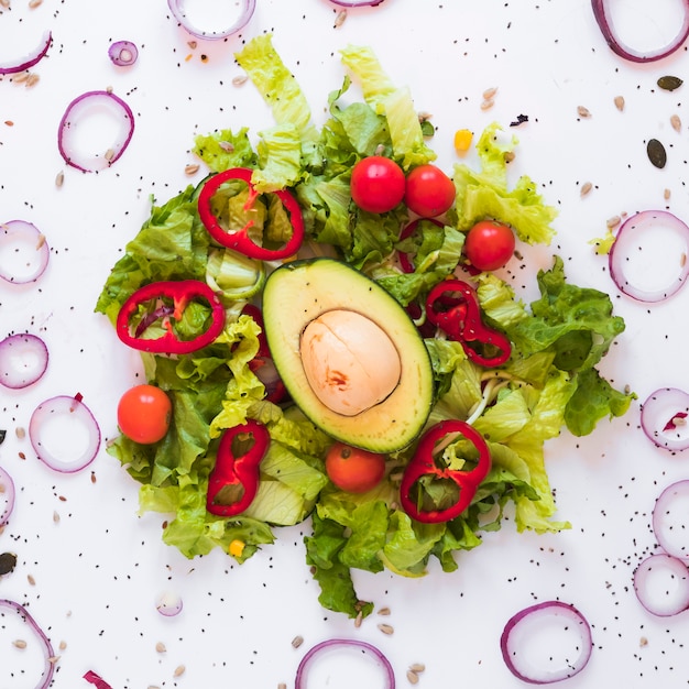 Kostenloses Foto gesunder geschmückter salat gegen getrennt auf weißem hintergrund