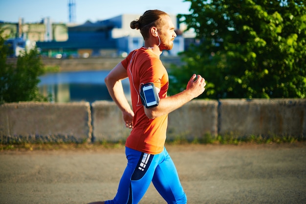 Gesunder Mann beim Sport