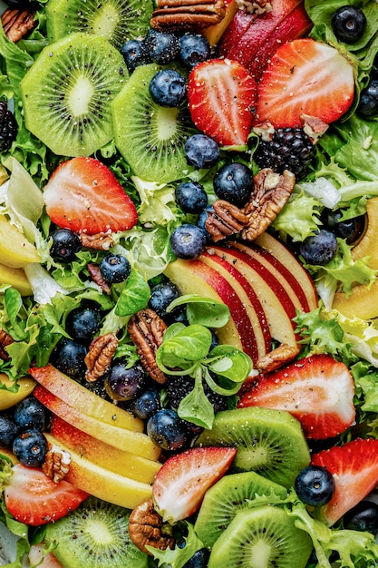 Gesunder Obstsalat mit Gemüse und Pekannüssen