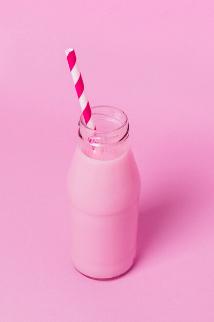 Gesunder rosa Smoothie des hohen Winkels