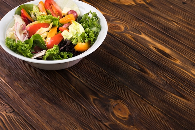 Kostenloses Foto gesunder salat auf hölzernem hintergrund