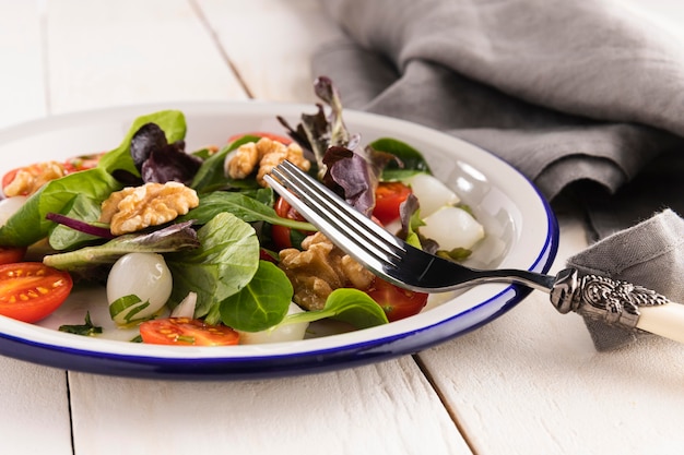 Kostenloses Foto gesunder salat in weißer telleranordnung