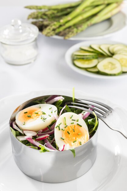 Gesunder Salat mit hohem Winkel in runder Metallanordnung