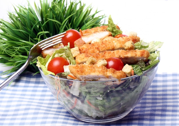 Gesunder salat mit huhn und gemüse