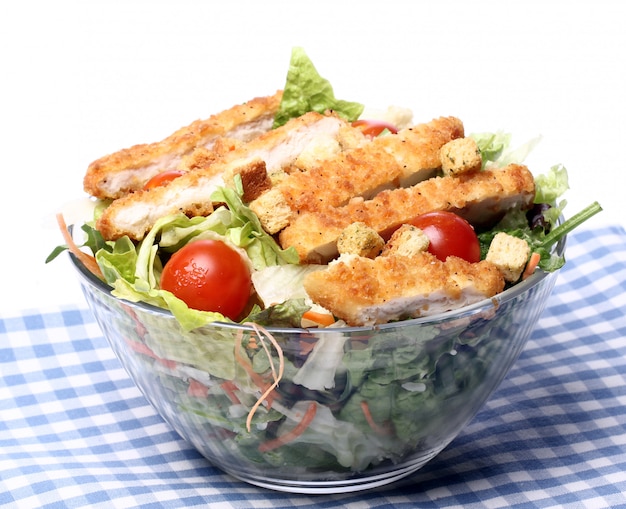 Gesunder Salat mit Huhn und Gemüse