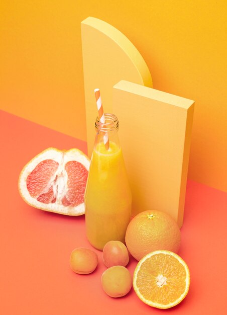 Gesunder Smoothie aus Orange und Grapefruit