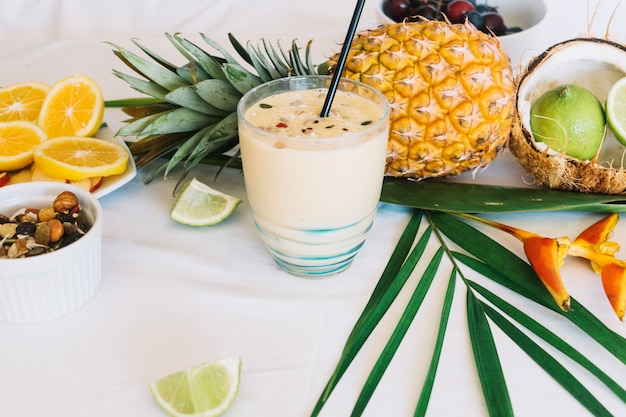 Gesunder Smoothie mit Früchten und dryfruits auf weißem Hintergrund