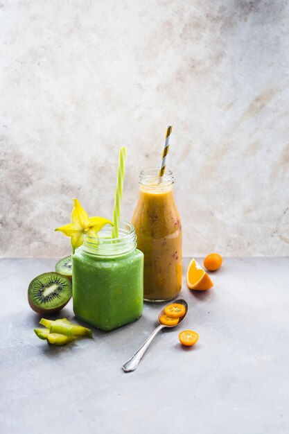 Gesunder und köstlicher grüner Smoothie