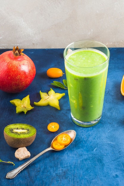 Kostenloses Foto gesunder und köstlicher grüner smoothie