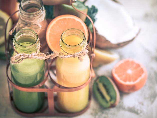 Kostenloses Foto gesundes essen, frischer saft und obst