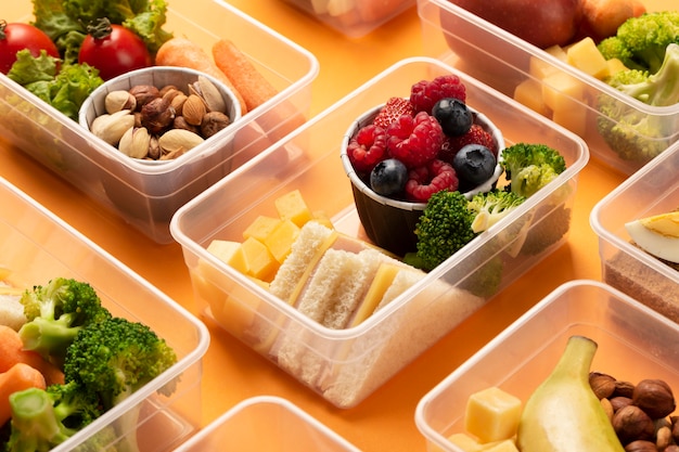 Kostenloses Foto gesundes essen lunchboxen sortiment hoher winkel