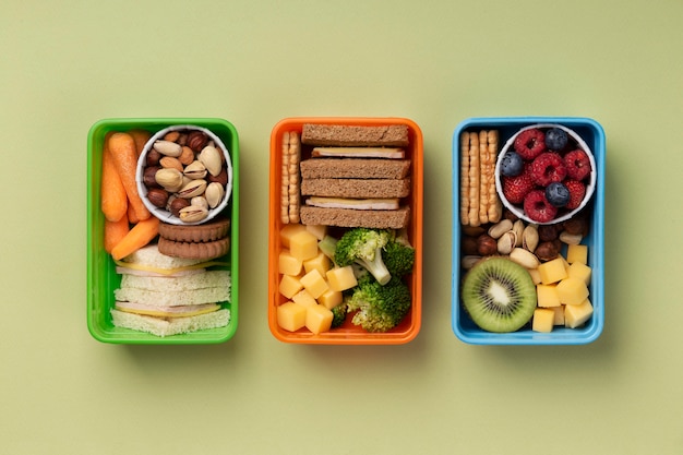 Kostenloses Foto gesundes essen lunchboxen sortiment