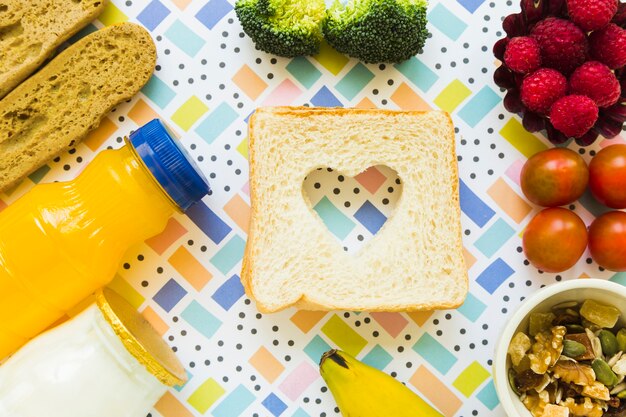 Gesundes Essen um Toast mit Herz