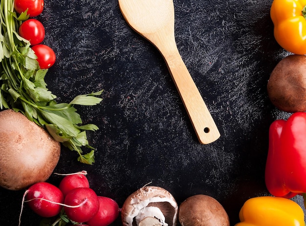 Gesundes frisches Gemüse zum Abendessen in Nahaufnahme auf dunklem Hintergrund im Studio