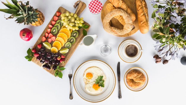 Gesundes frühstück am morgen auf weißem hintergrund