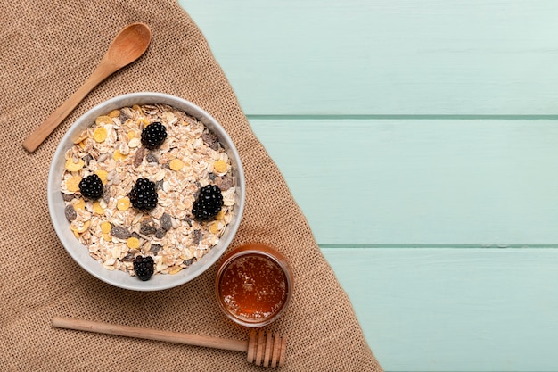 Kostenloses Foto gesundes frühstück der draufsicht auf tabelle