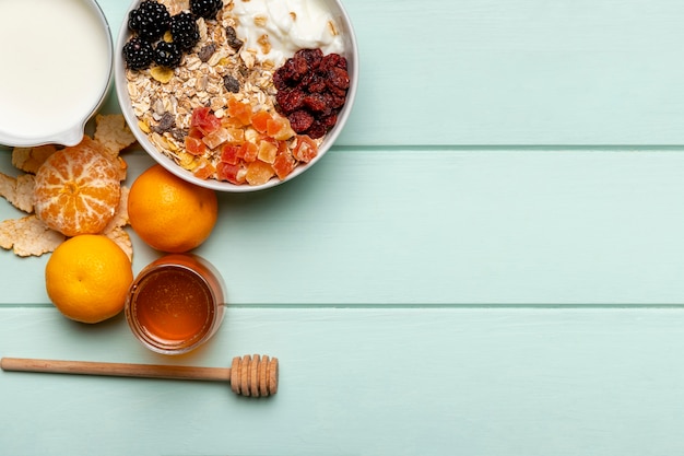 Kostenloses Foto gesundes frühstück der draufsicht auf tabelle