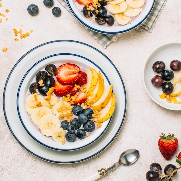 Gesundes Frühstück der Draufsicht mit Hafermehl- und Fruchtrezept